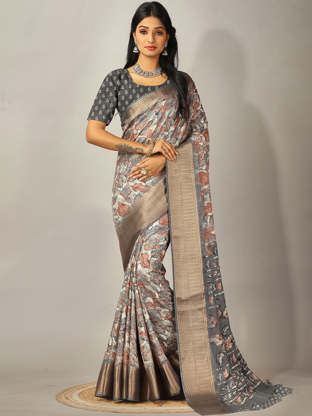

VIRENDRA TEXTILES Floral Printed Zari Saree, Grey