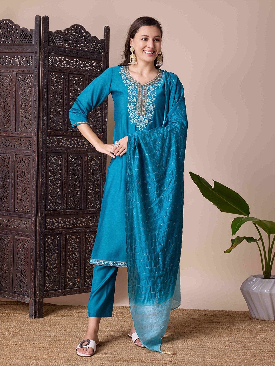 

SUAAC Floral Embroidered Thread Work Straight Kurta With Trousers & Dupatta, Blue