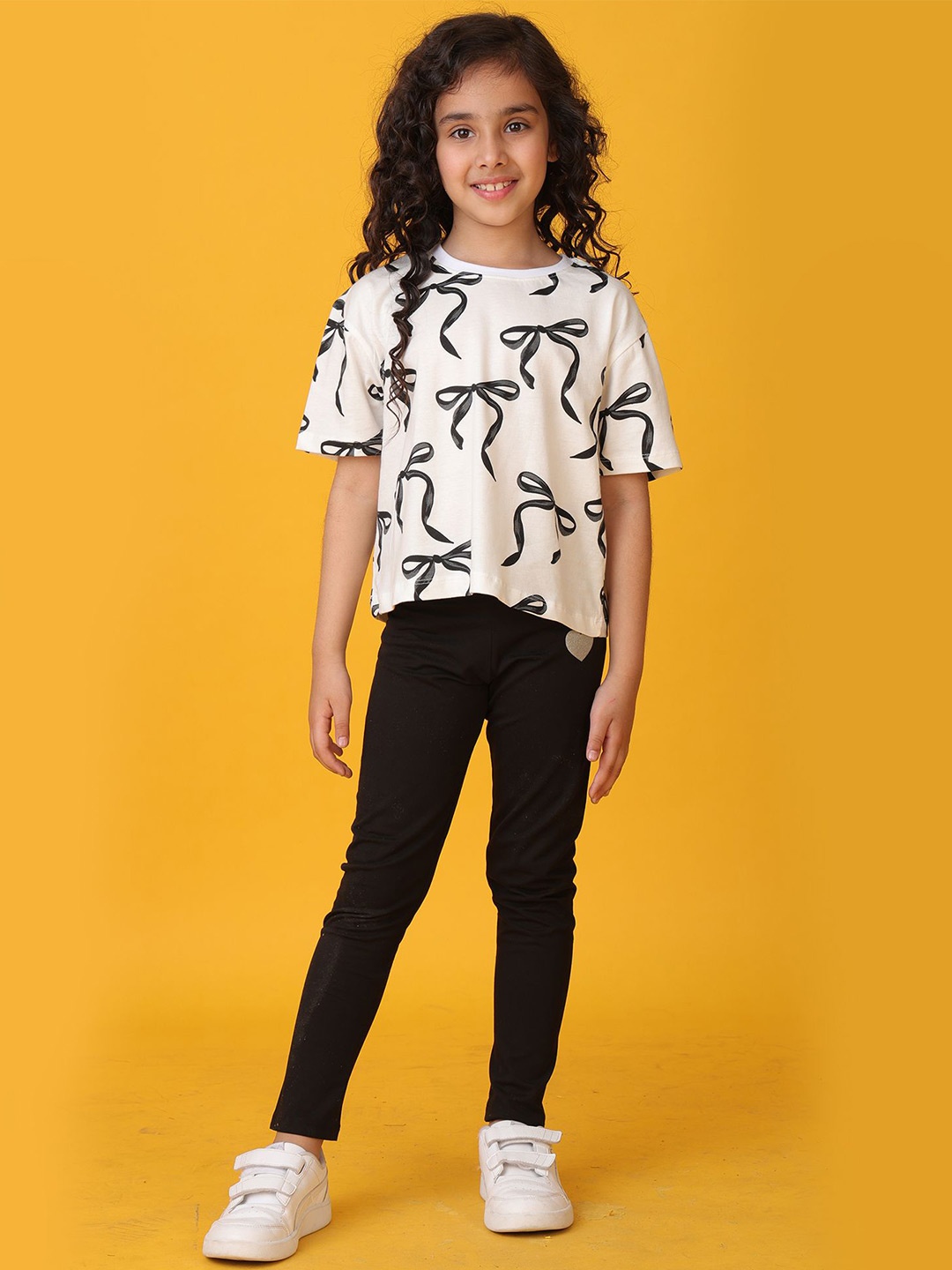 

Anthrilo Girls Printed Round Neck T-Shirt With Leggings Set, White