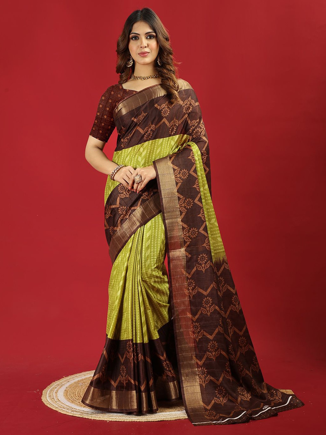 

VIRENDRA TEXTILES Floral Printed Zari Saree, Green