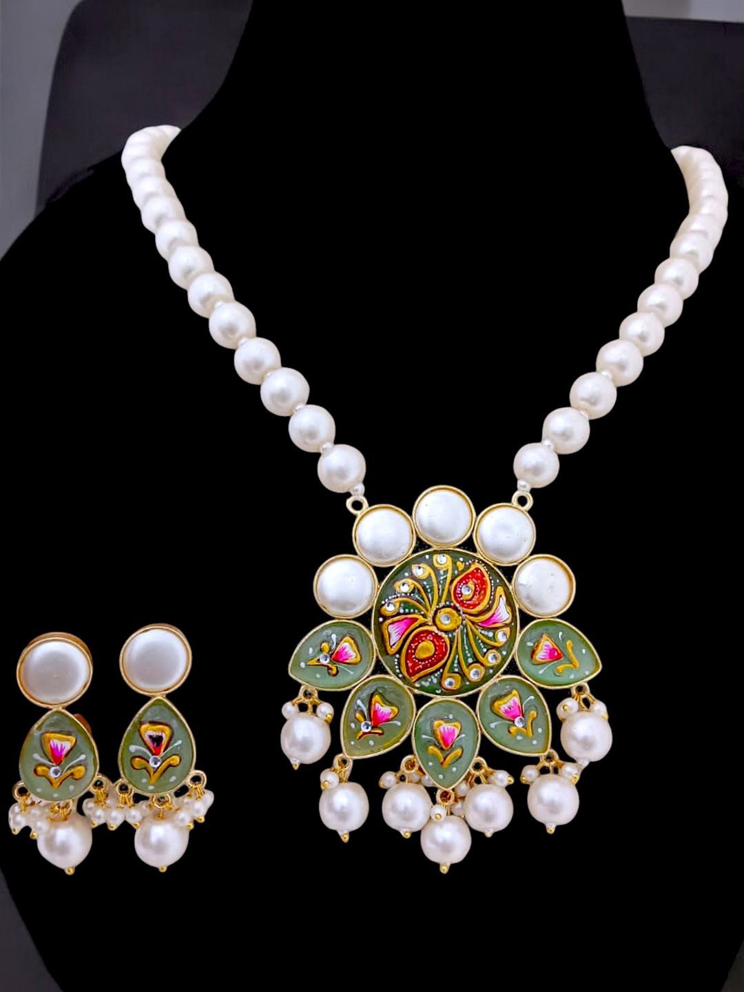 

TISHUL JEWELS Gold-Plated Artificial Stones Studded & Beaded Jewellery Set