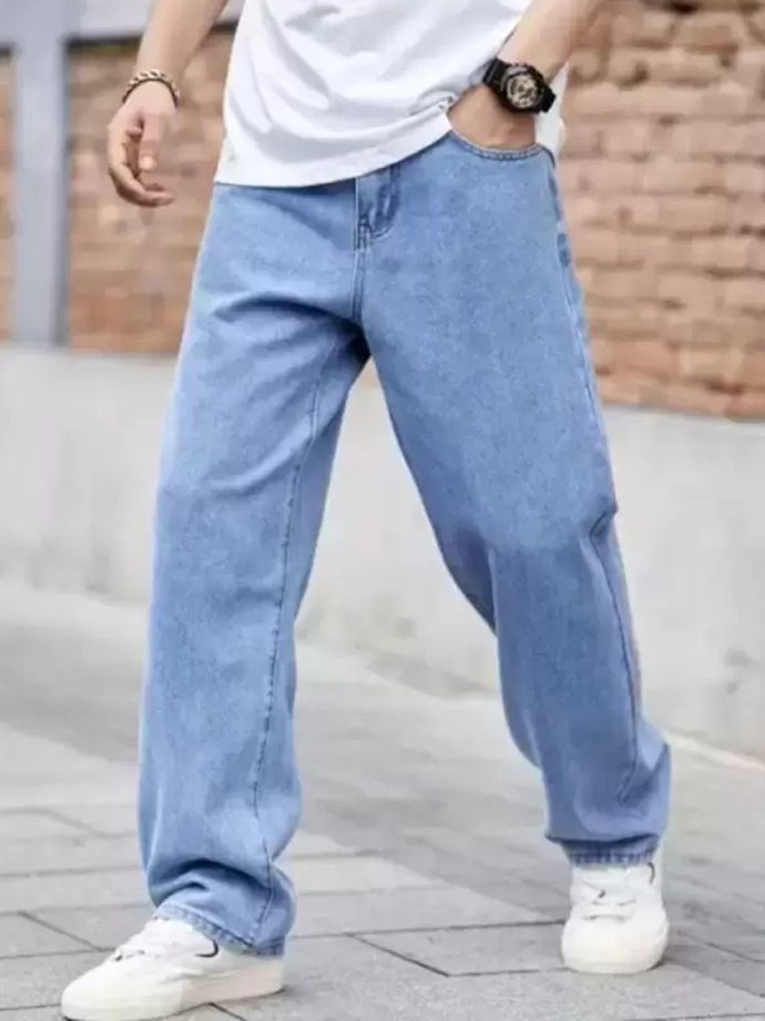 

LINARIA Men Classic Relaxed Fit Mildly Distressed Light Fade Jeans, Blue