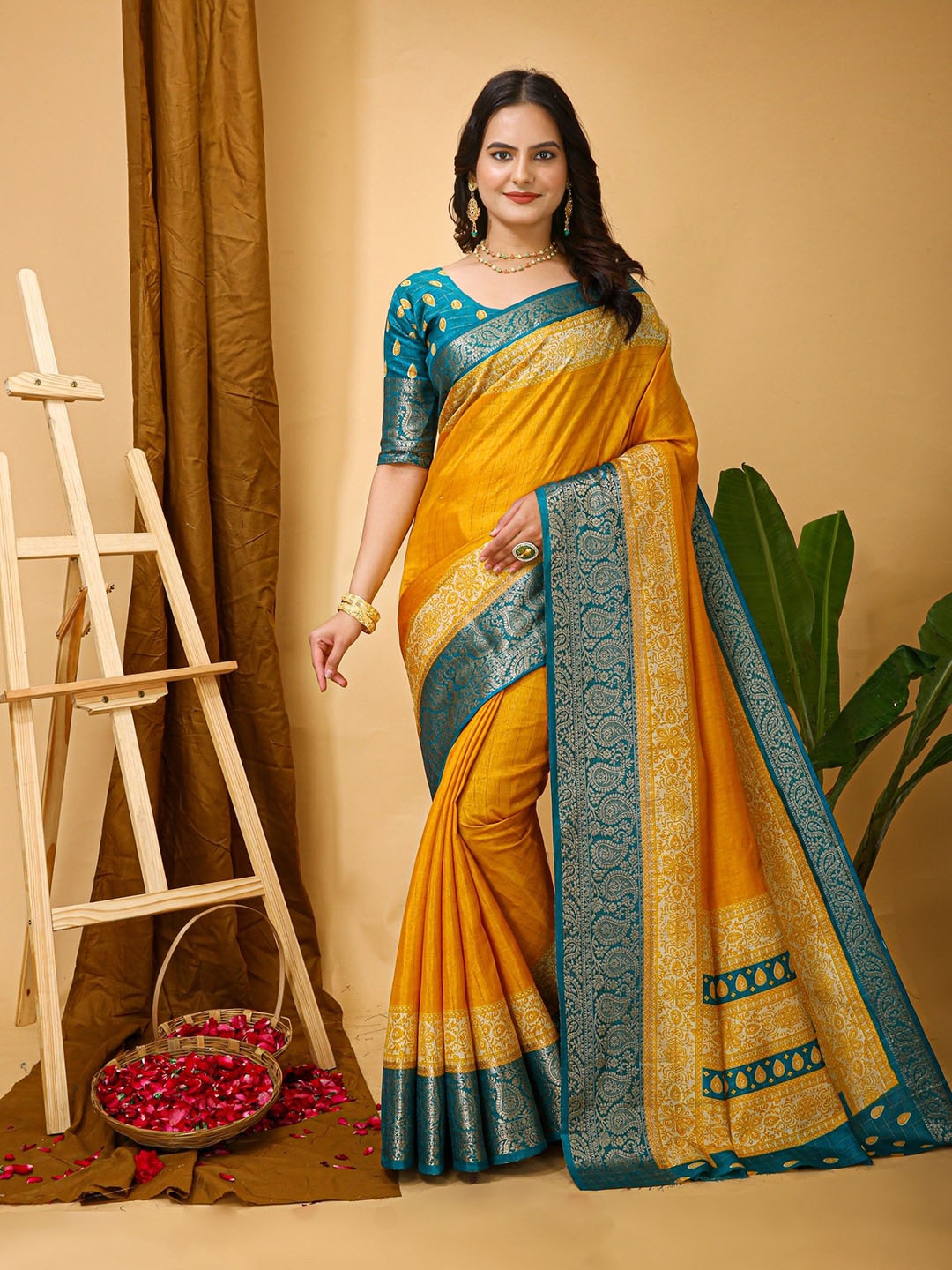 

DIVASTRI Checked Zari Kanjeevaram Saree, Mustard