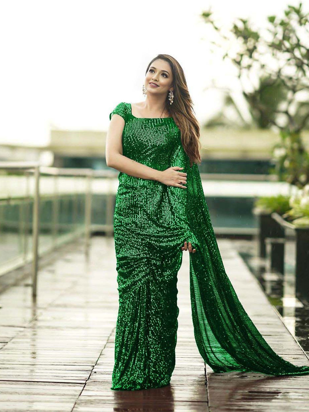 

MADHUR HAND WORK ART Embellished Sequinned Saree, Green