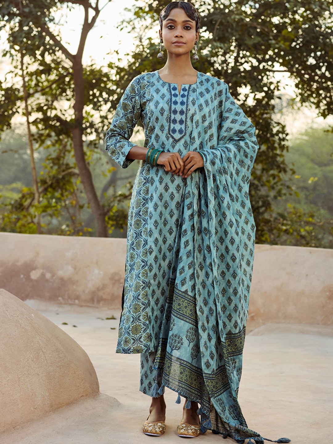

WOMEN PLUS Floral Printed Thread Work Pure Cotton Kurta With Trousers & Dupatta, Blue