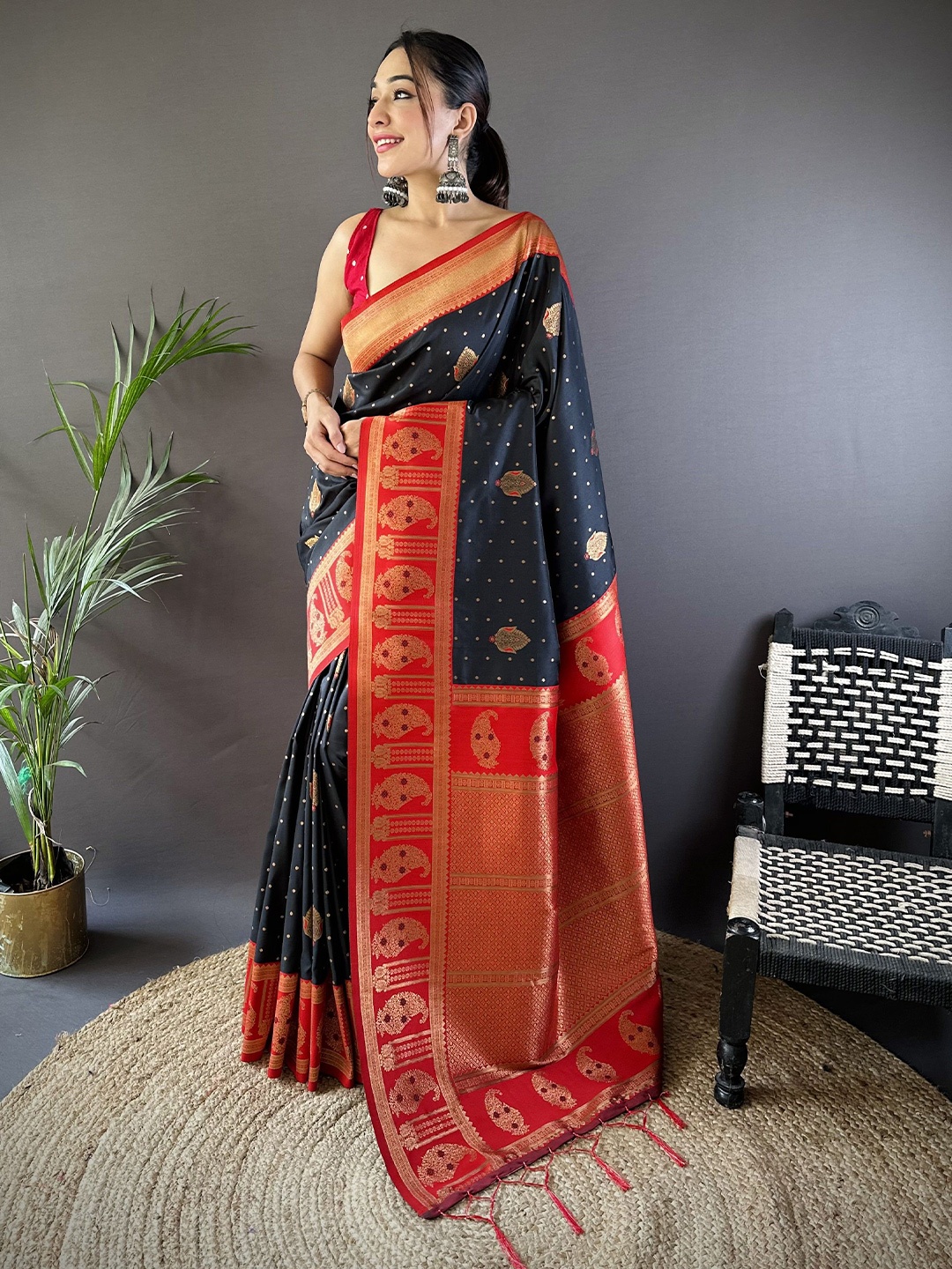 

VEECHIS Woven Design Zari Banarasi Saree, Black