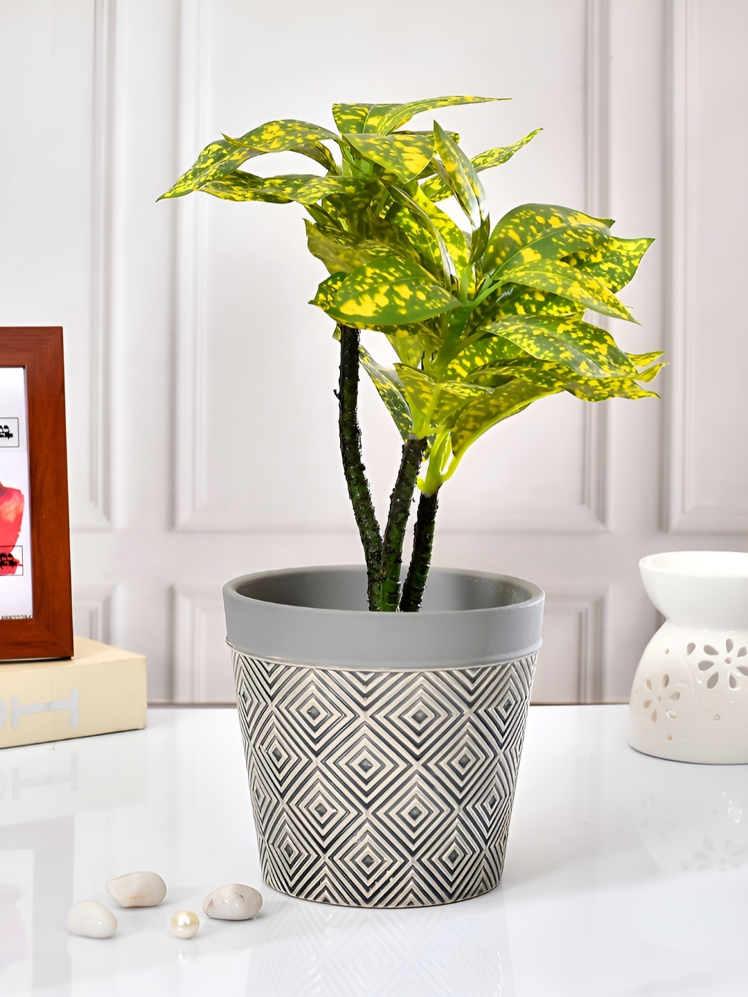 

TAYHAA Grey & Beige Prism Geometric Ceramic Planter