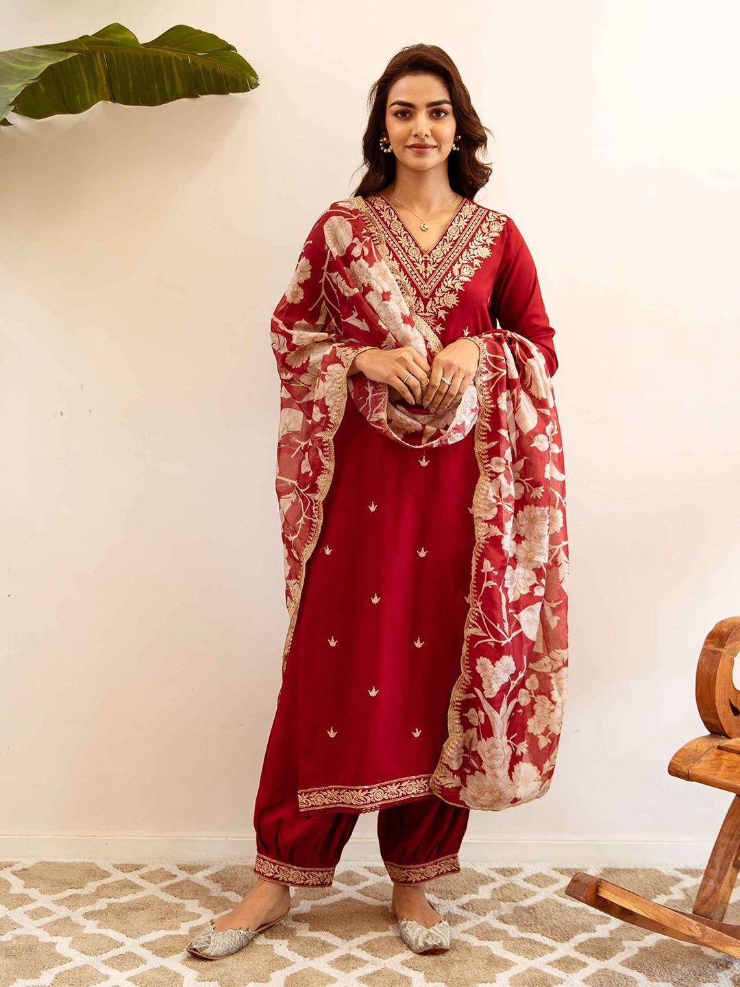 

KALINI Floral Embroidered Zari V-Neck Straight Kurta With Salwar & Dupatta, Burgundy