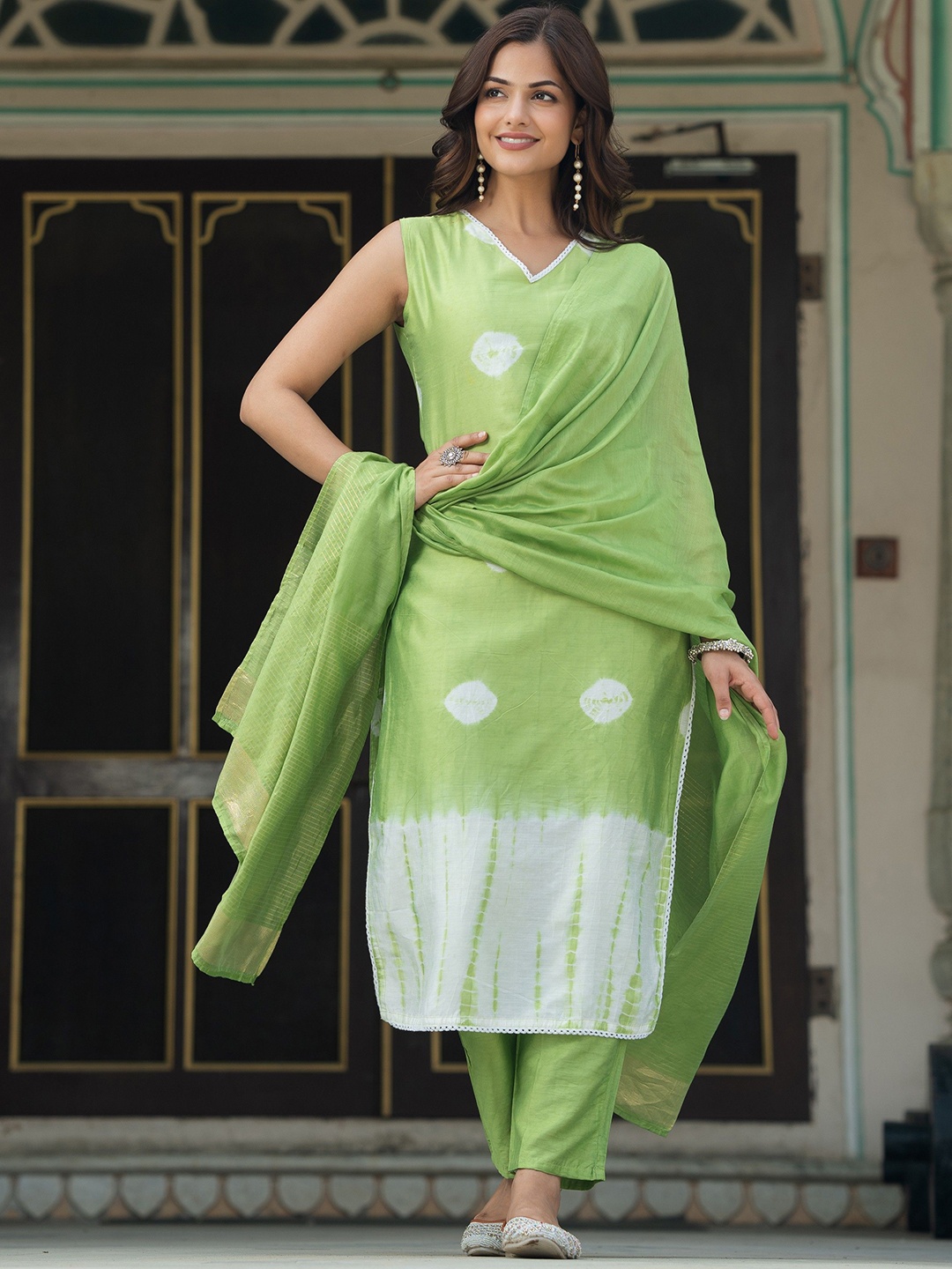 

ASPORA Women Bandhani Dyed Regular Aari Work Pure Silk Kurta with Trousers & With Dupatta, Green