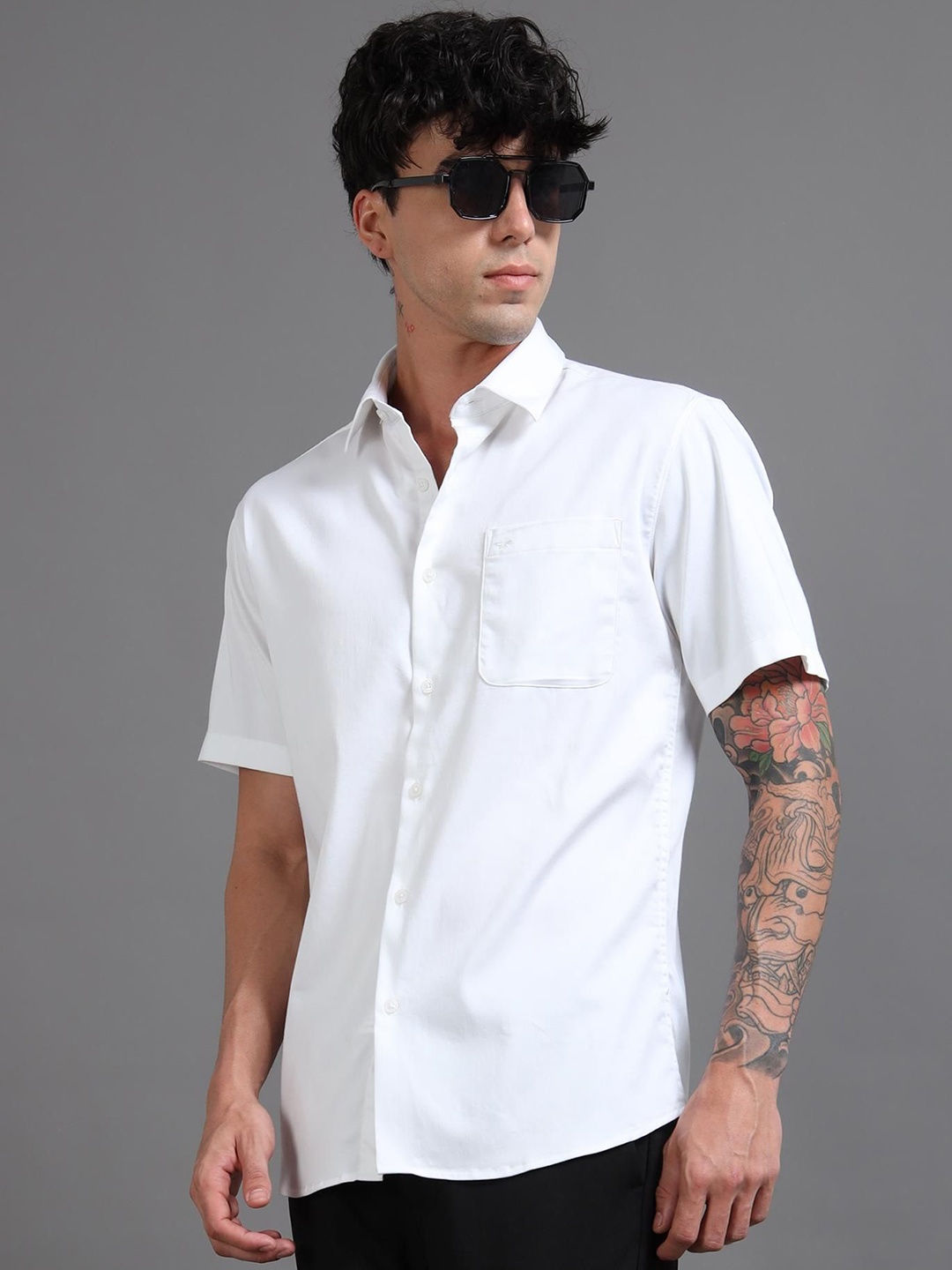 

RIGS AND RAGS Men Custom Fit Spread Collar Solid Satin Casual Shirt, White