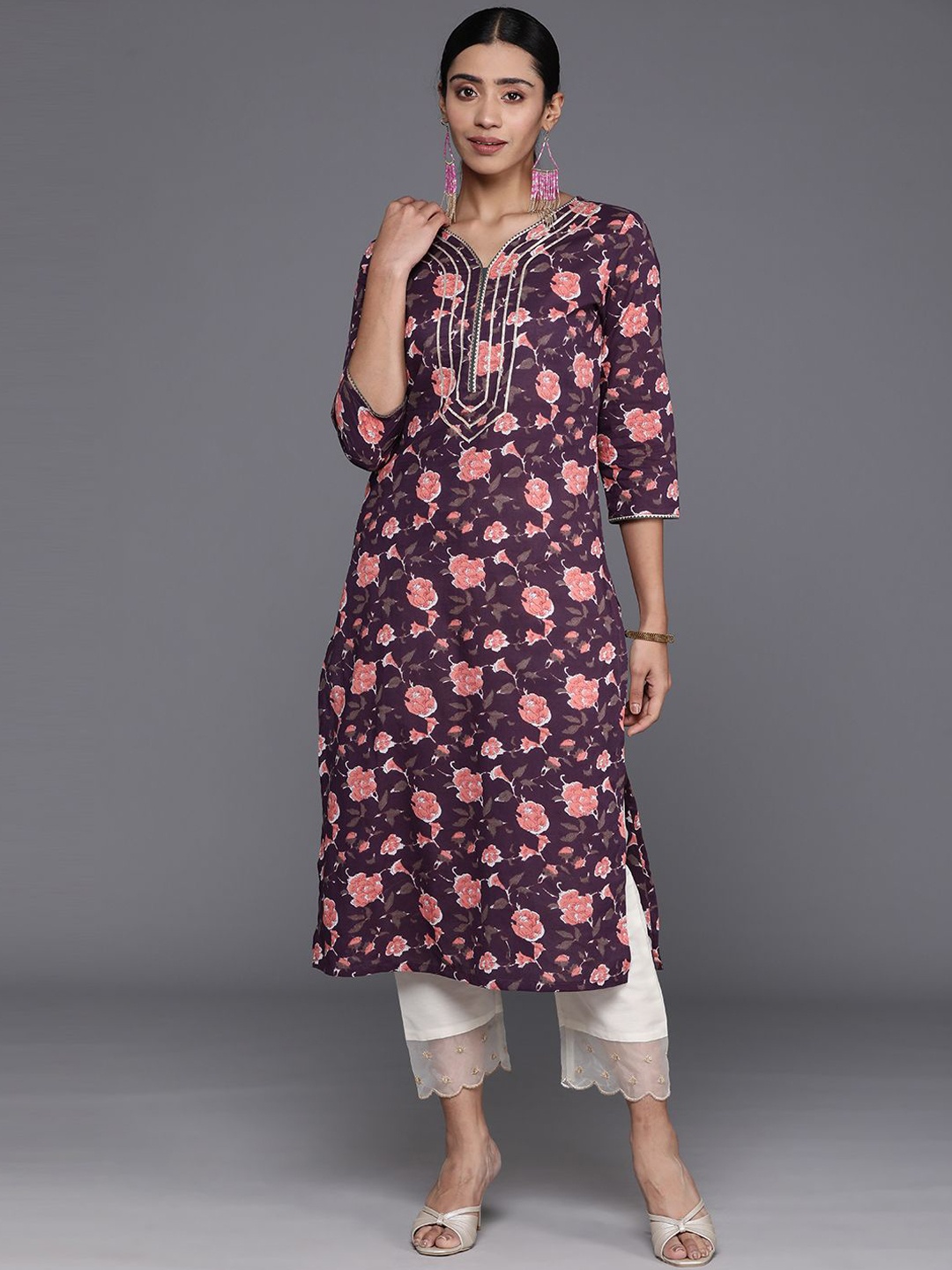 

DIVASTRI Floral Printed V-Neck Gotta Patti Cotton Straight Kurta, Magenta