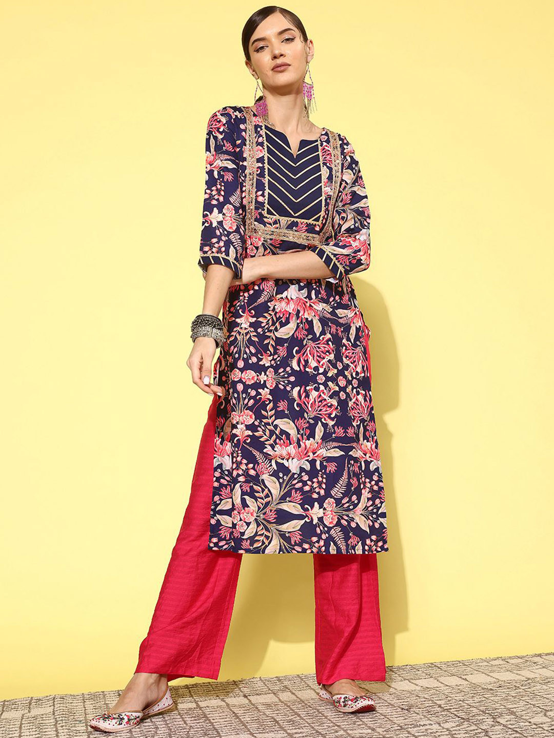 

DIVASTRI Floral Printed Gotta Patti Straight Kurta, Blue