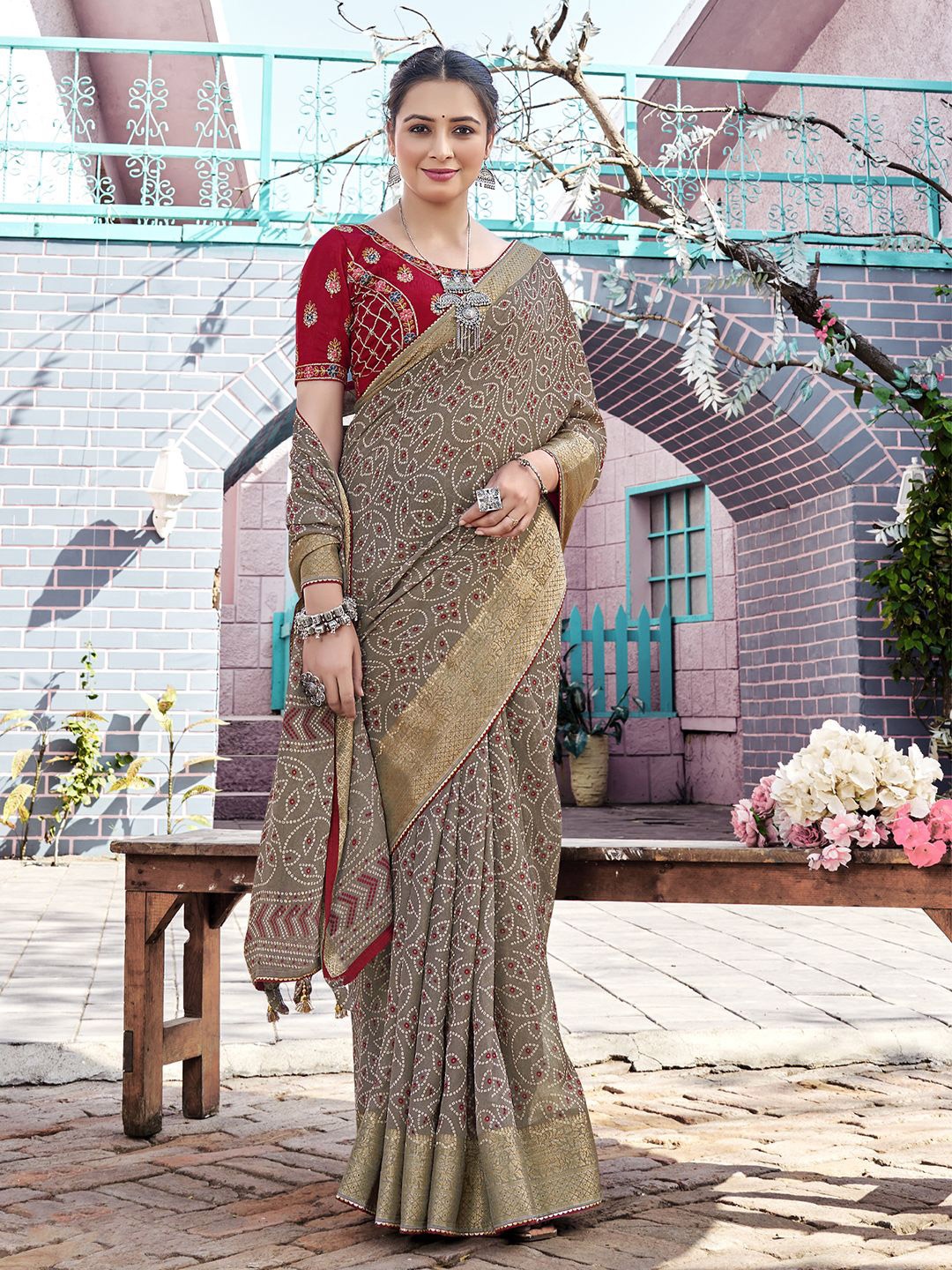 

Mitera Bandhani Zari Poly Georgette Bandhani Saree, Grey