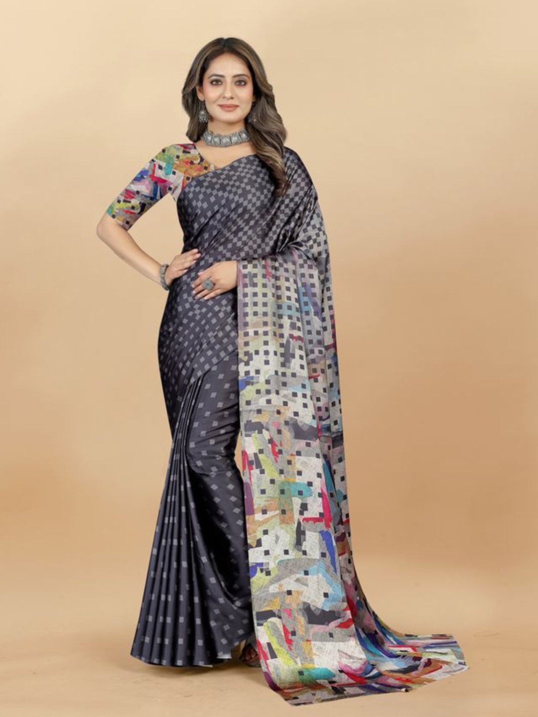 

Exclusiva Women Geometric Printed Satin Saree, Grey