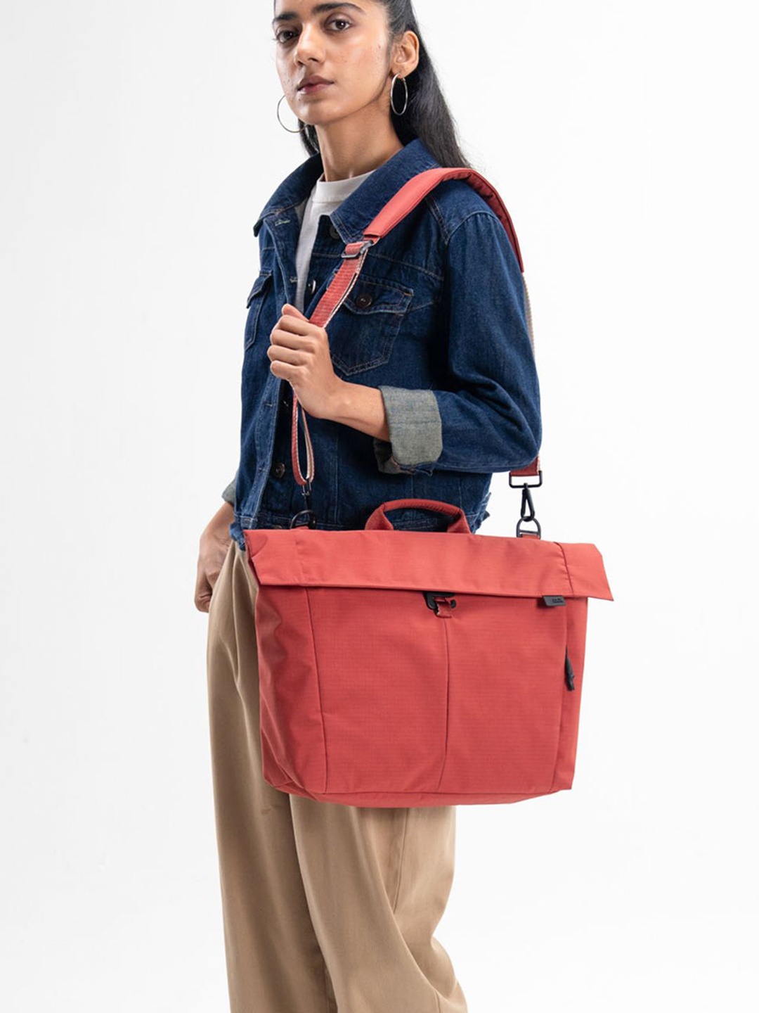 

DailyObjects Structured Shoulder Bag, Red