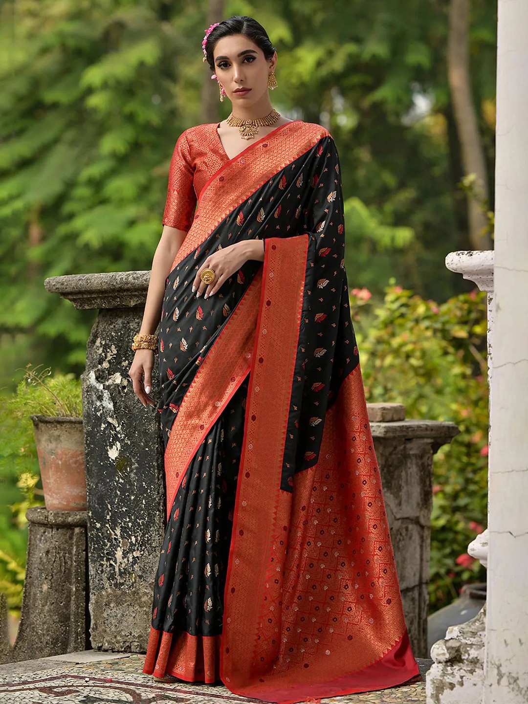 

MySilkLove Onion Black Woven Design Zari Banarasi Saree