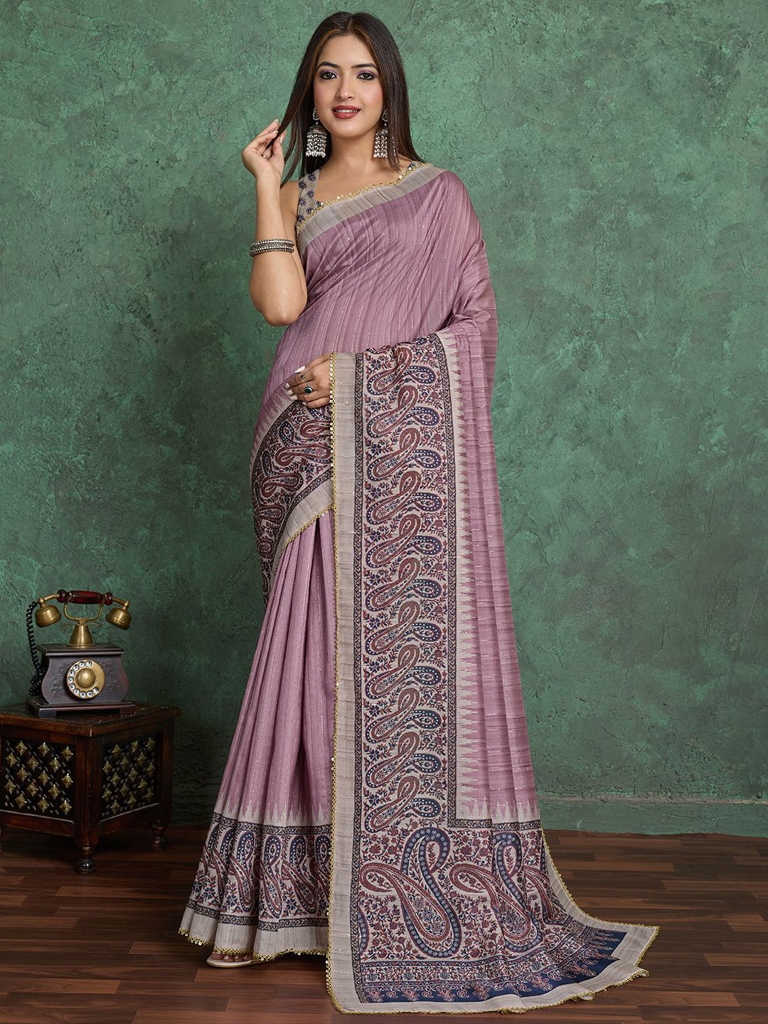 

VISVASTA Woven Design Gotta Patti Silk Blend Banarasi Saree, Peach