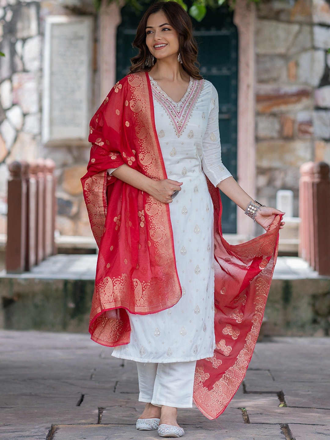 

ASPORA Women Floral Embroidered Regular Sequinned Pure Silk Kurta with Trousers & With Dupatta, White