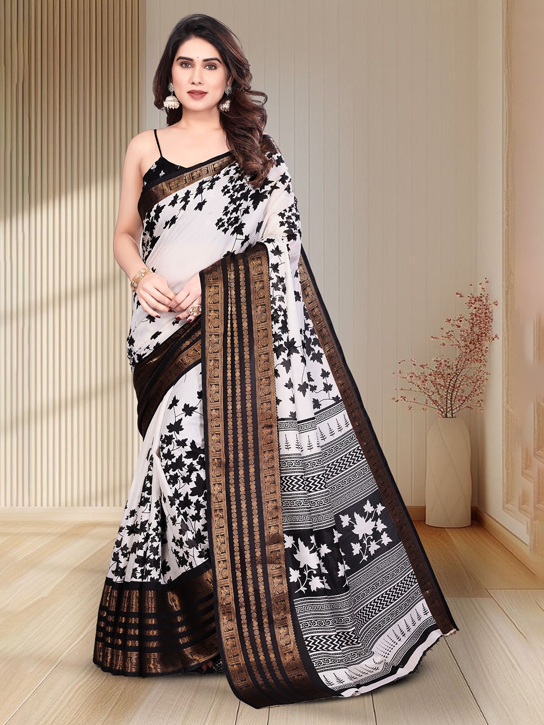 

MAGNEITTA Floral Zari Saree, Black