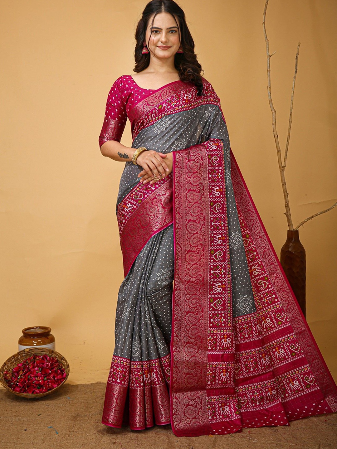 

Panzora Kalamkari Zari Bandhani Saree With Unstitched Blosue Piece, Grey