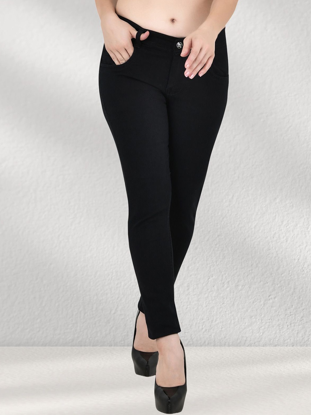 

LINARIA Women Classic Straight Fit Jeans, Black