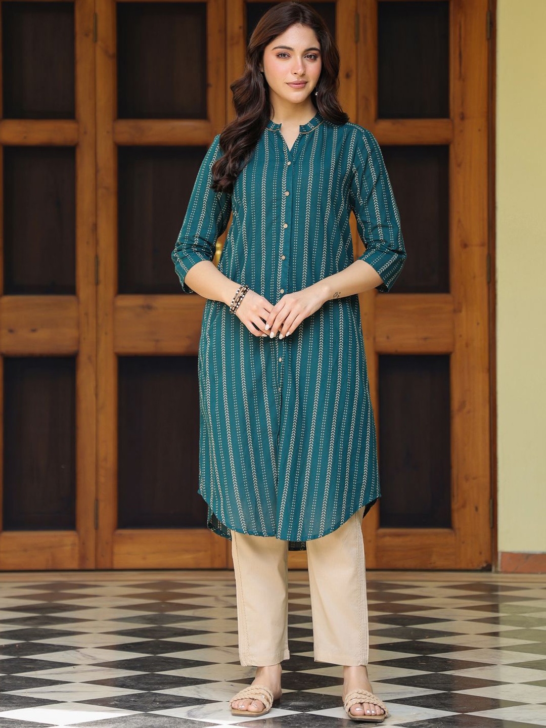 

SAVI Striped Printed Mandarin Collar Straight Kurta, Green