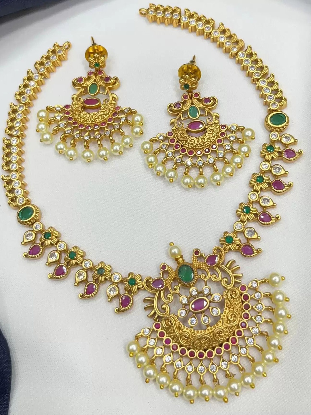 

Anouk Gold-Plated Cubic Zirconia-Studded & Pearls Beaded Jewellery Set