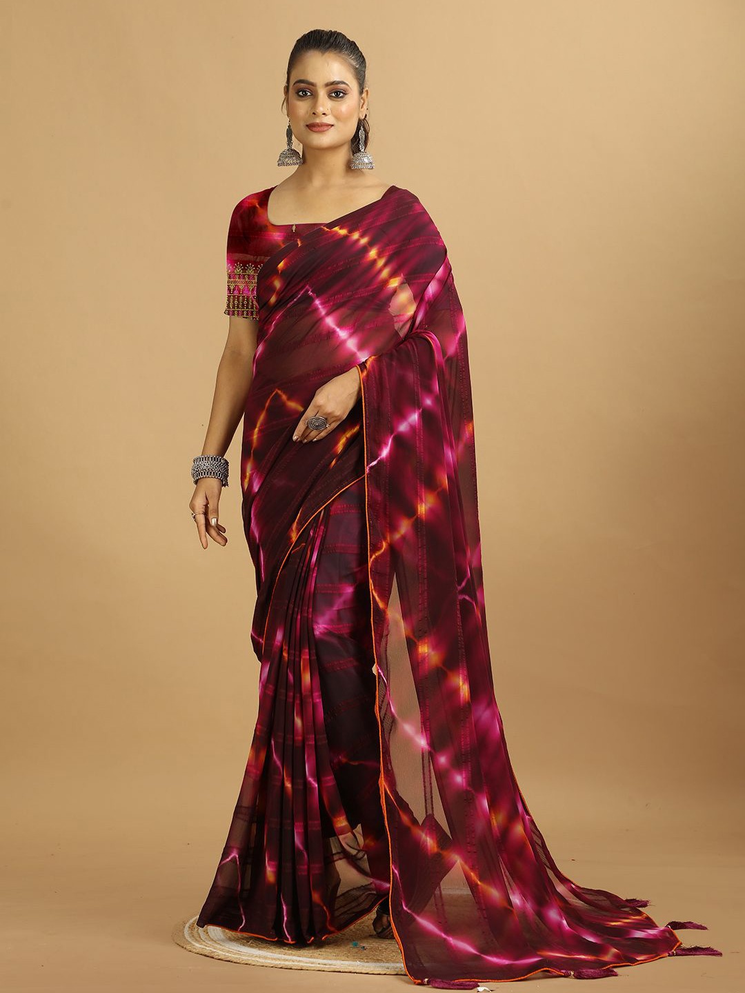 

VIRENDRA TEXTILES Tie and Dye Printed Saree With Blouse Piece, Maroon