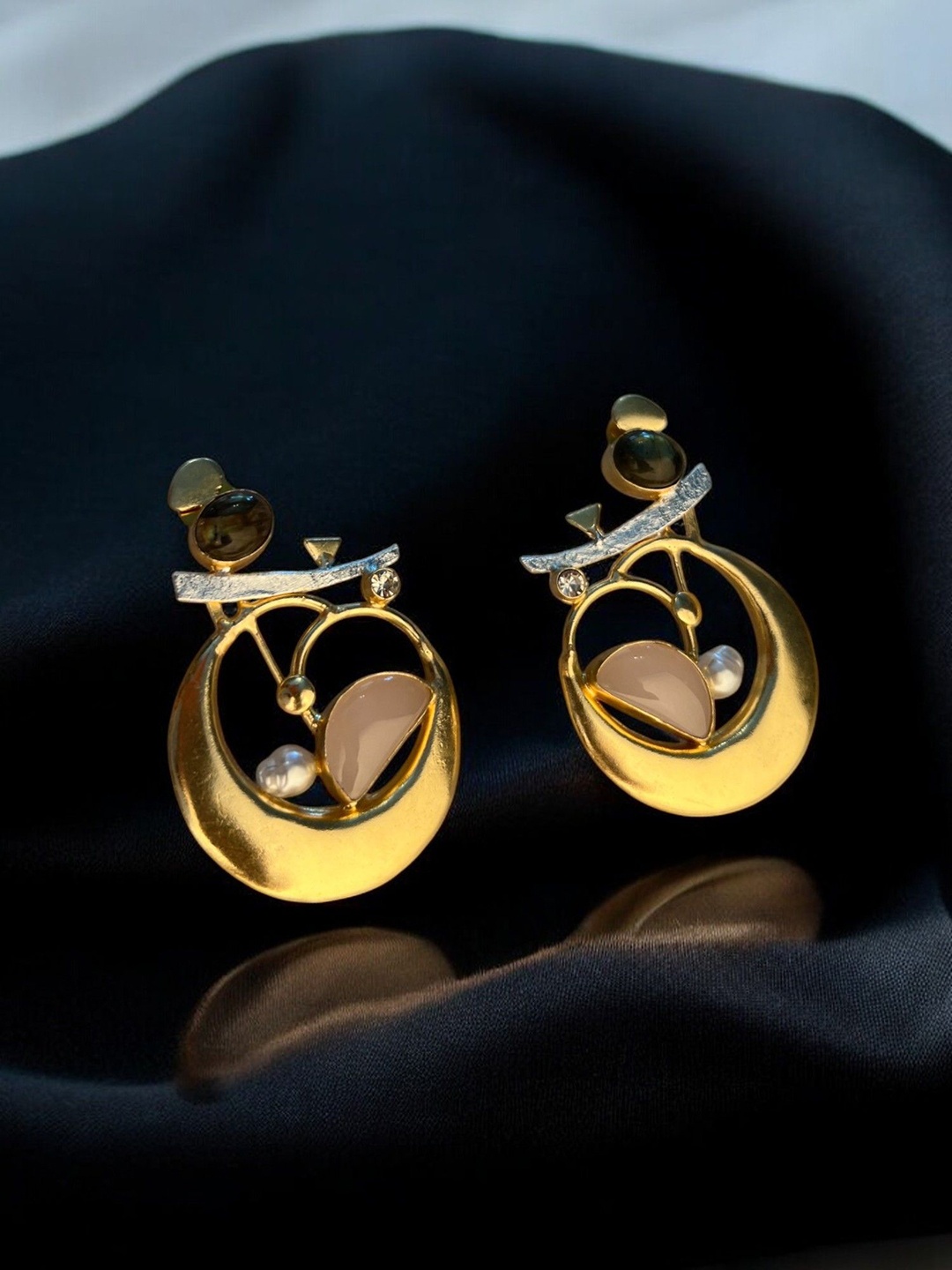 

VOGUE BY RITU Contemporary Artificial Stones Studded Studs, Gold