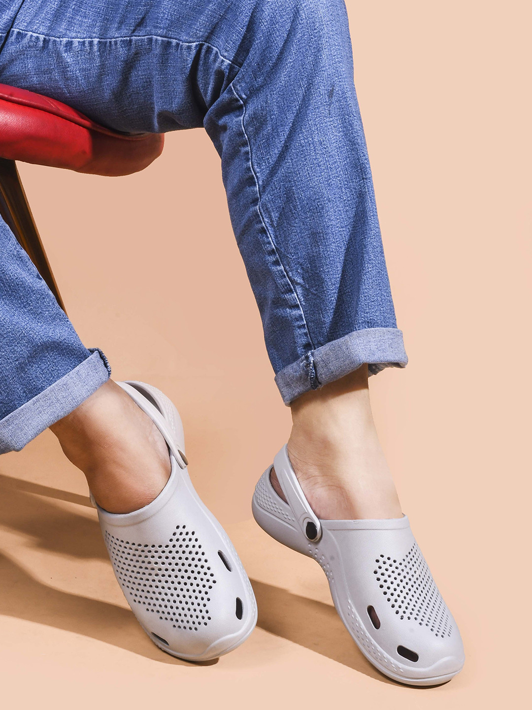 

PENNEN Men Self Design Clogs, Grey