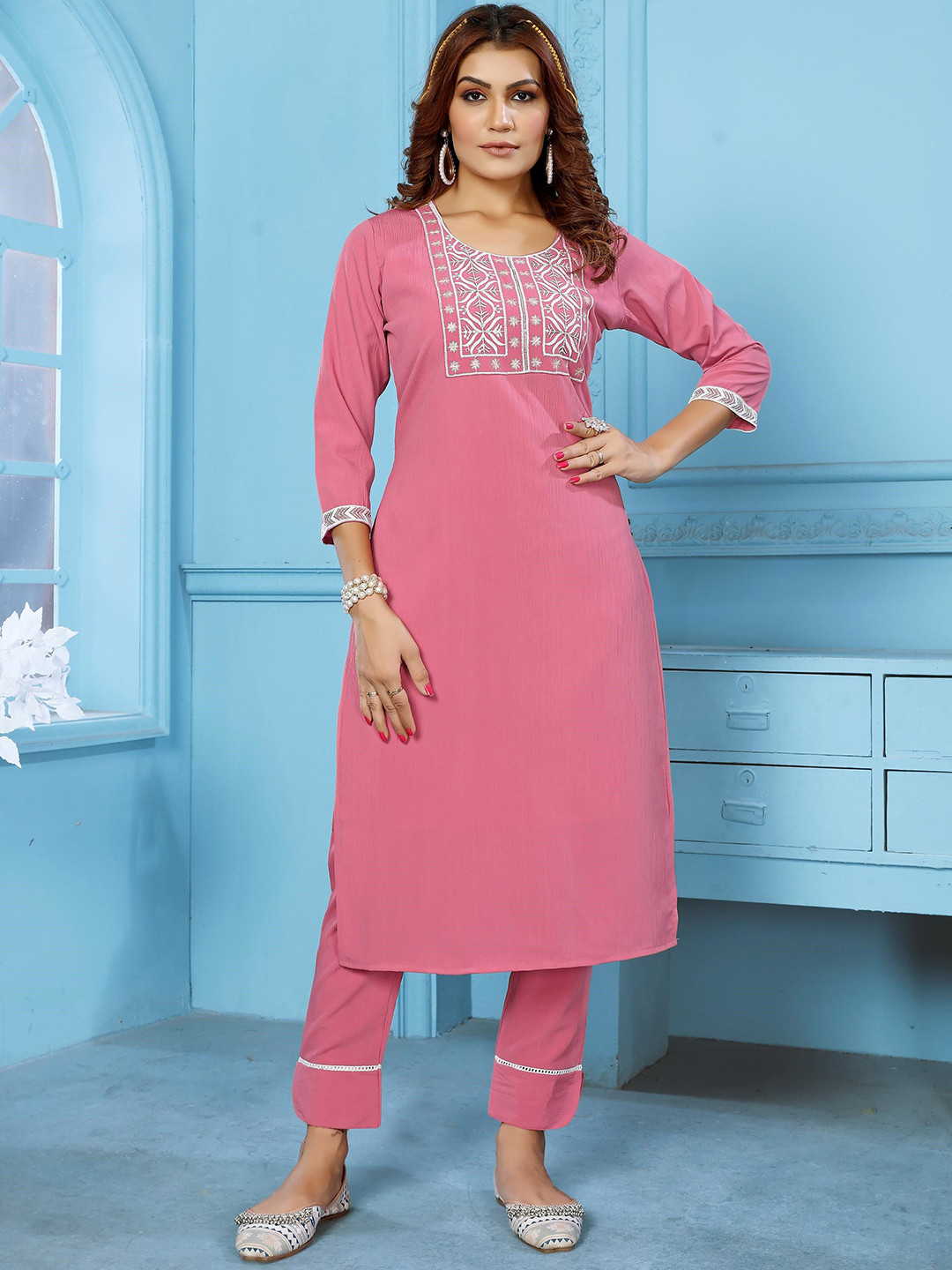

Artihc Floral Embroidered Thread Work Straight Kurta with Trousers, Pink