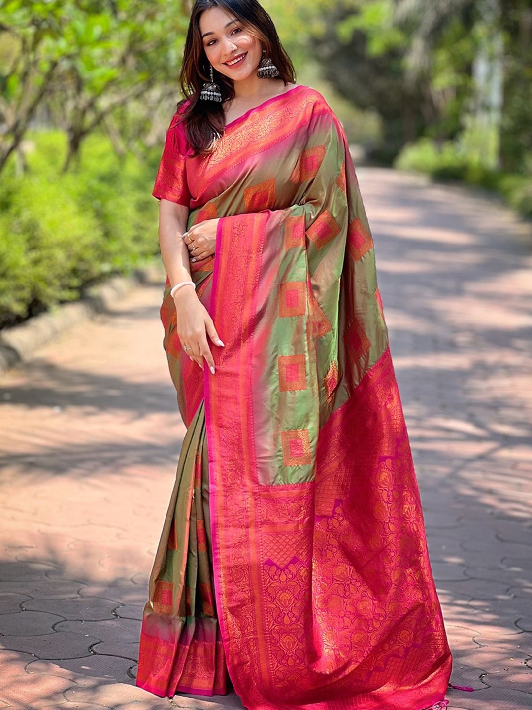 

House of Pataudi Woven Design Kanjeevaram Saree With Blouse Piece, Green