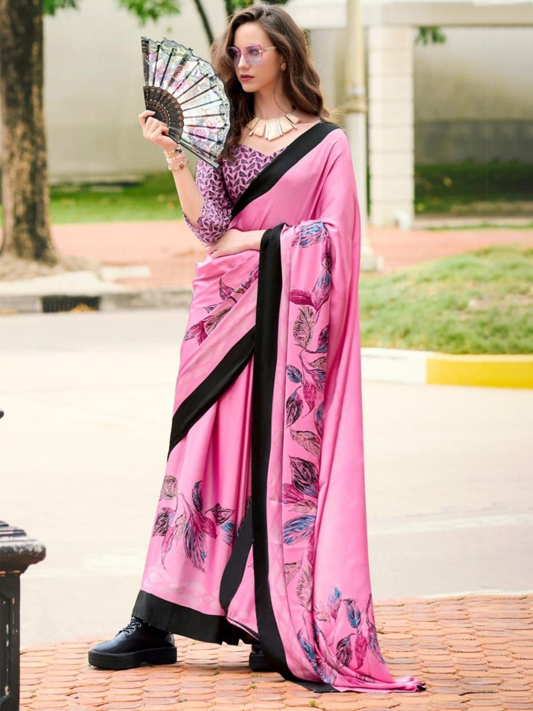 

SHIWAYE Floral Printed Satin Saree, Pink