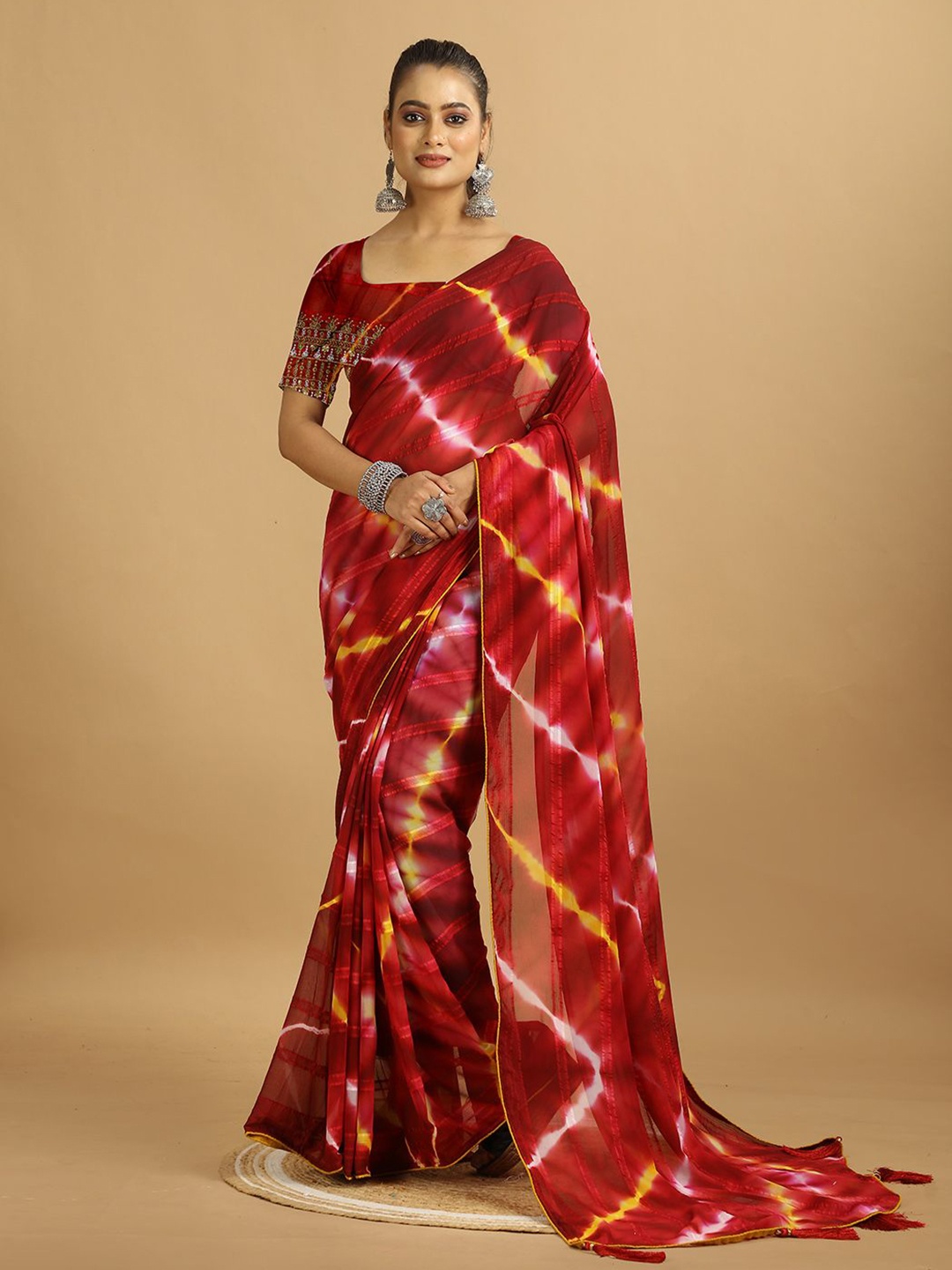 

VIRENDRA TEXTILES Tie and Dye Saree With Blouse Piece, Maroon