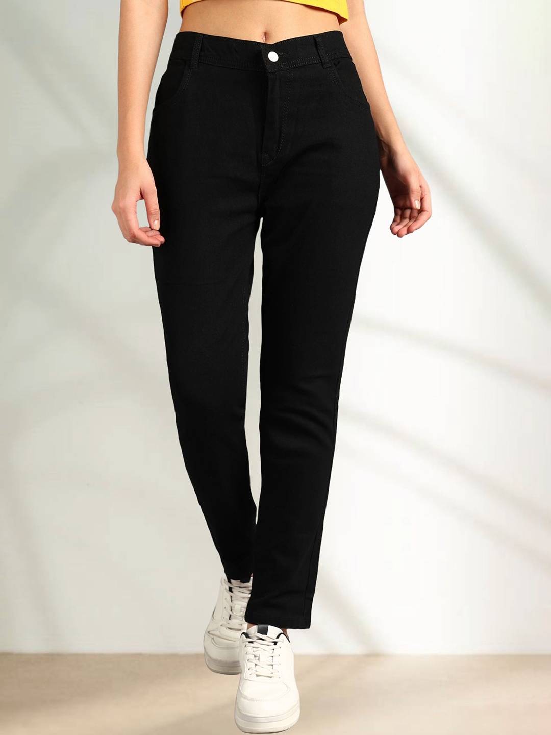 

LINARIA Women Classic Tapered Fit Jeans, Black