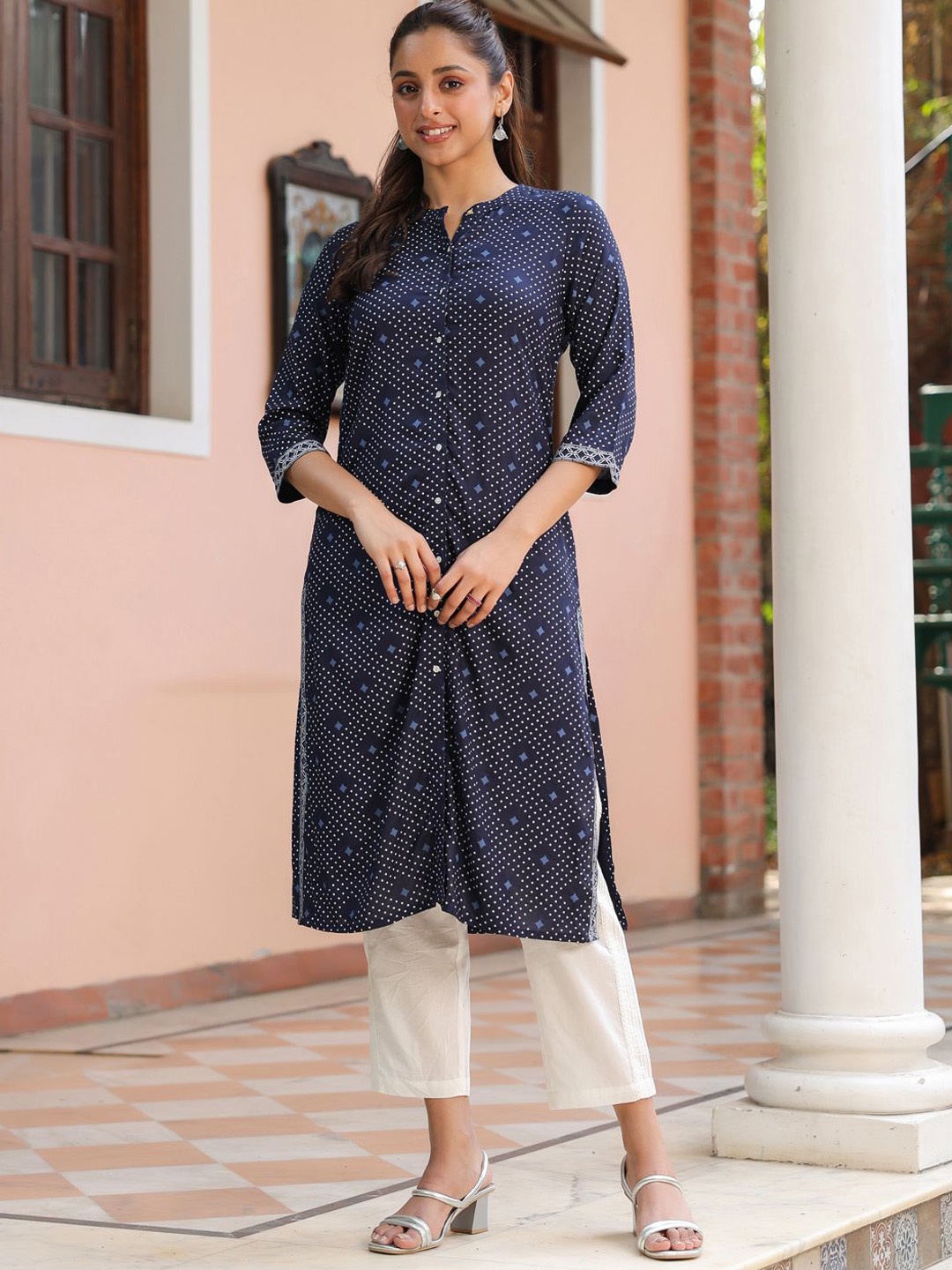 

SAVI Geometric Printed Mandarin Collar Straight Kurta, Blue