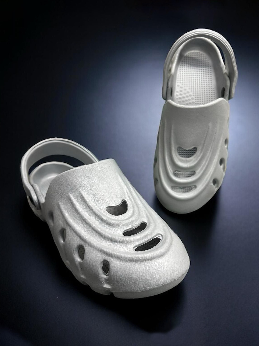 

PENNEN Men Self Design Clogs, Grey