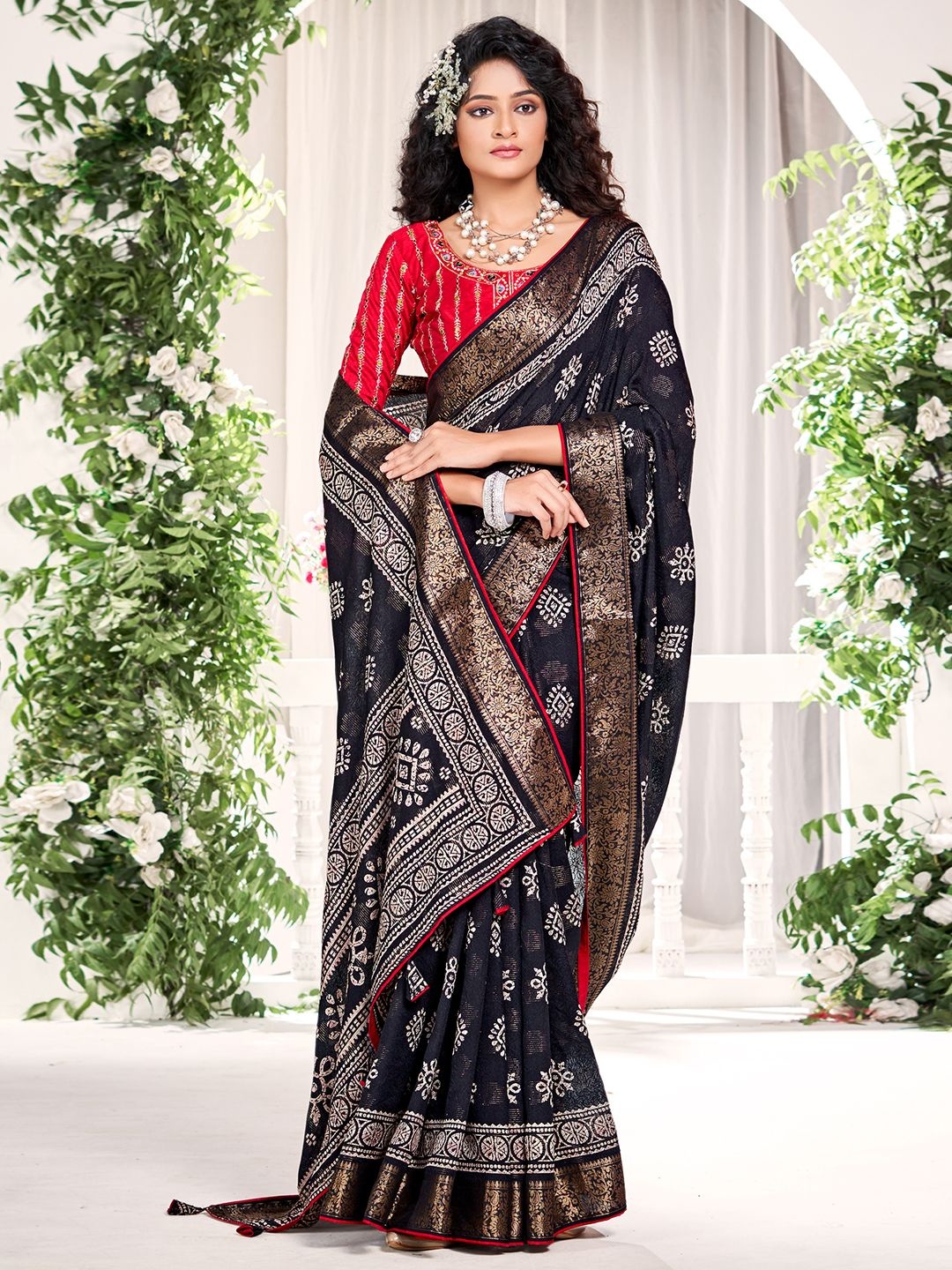 

Mitera Ethnic Motifs Zari Silk Blend Saree, Black