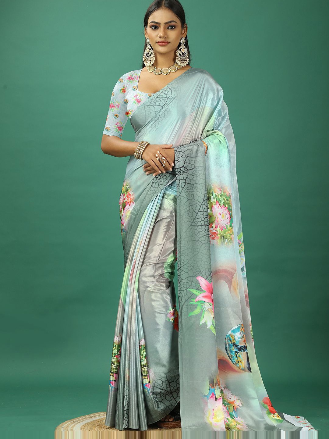 

VIRENDRA TEXTILES Floral Printed Pure Crepe Saree, Grey