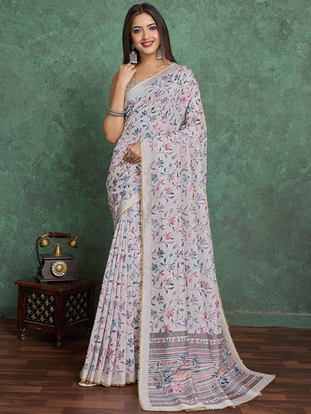 

VISVASTA Floral Printed Sequinned Saree, Off white