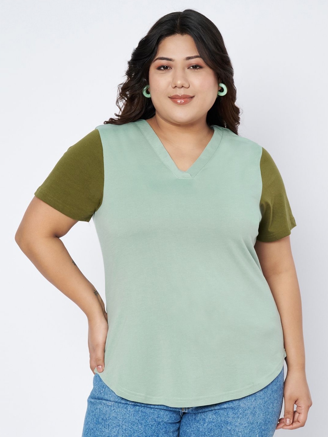 

BRINNS Women Colourblocked V-Neck Pockets T-shirt, Green