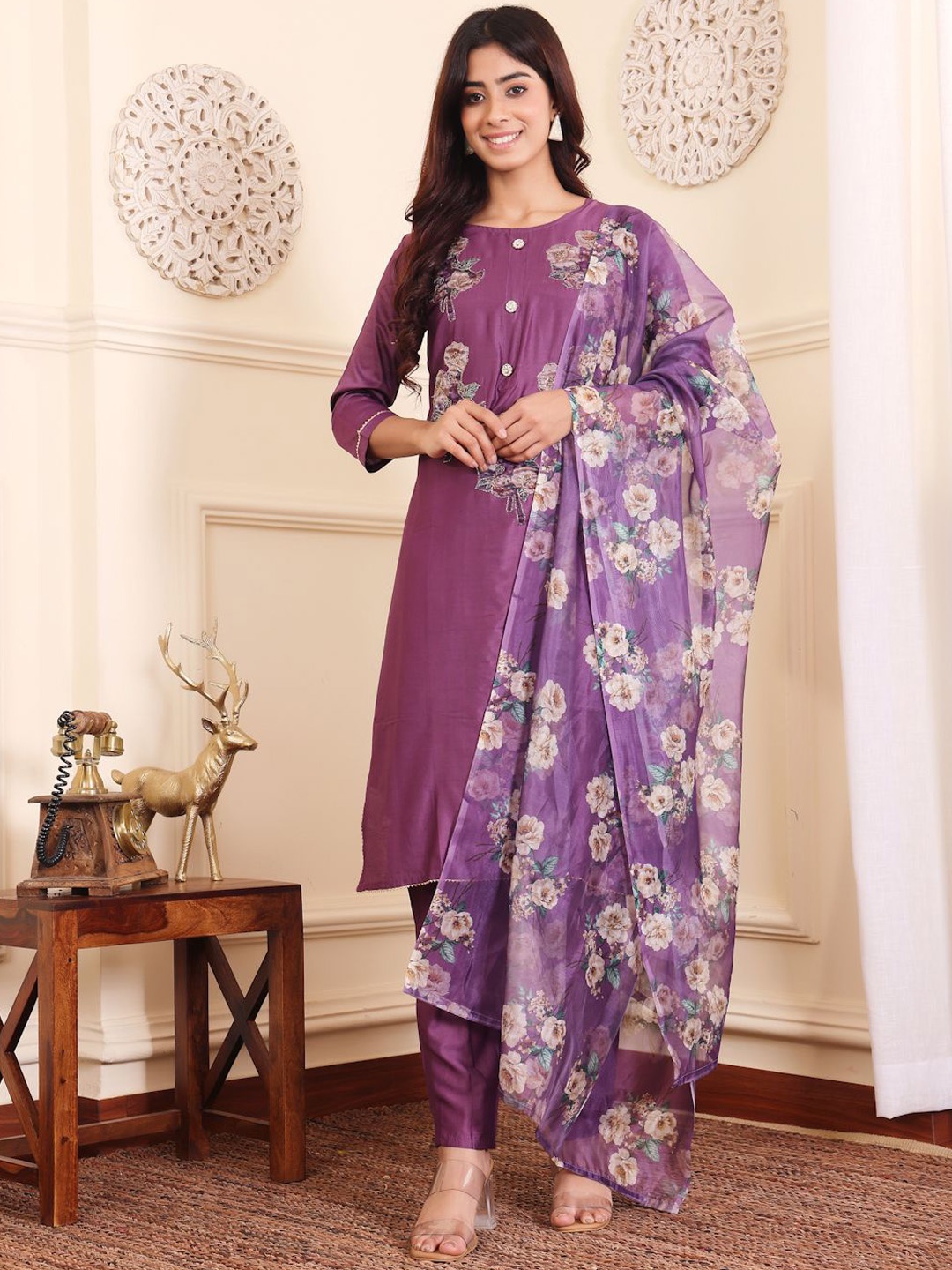 

DIVASTRI Floral Embroidered Straight Kurta With Trousers & Dupatta, Lavender