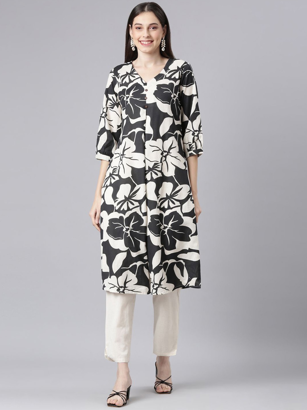 

Neerus Floral Printed V-Neck Straight Kurta With Trousers, Black