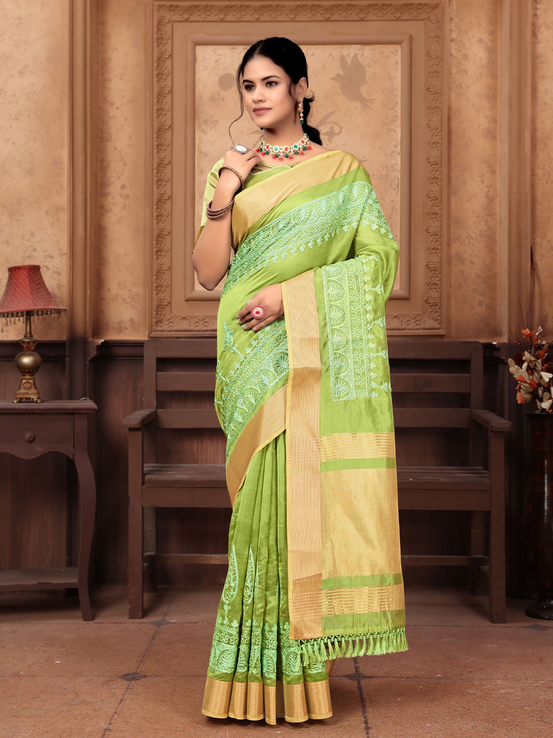 

VIRENDRA TEXTILES Floral Embroidered Pure Cotton Saree, Green
