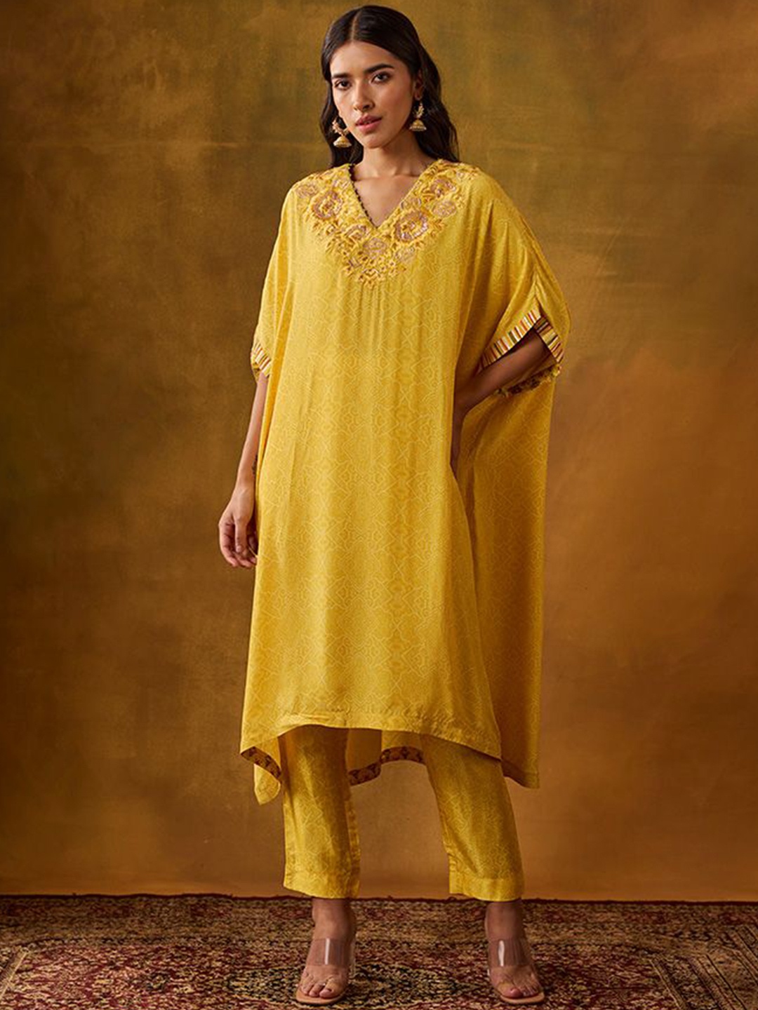 

SAUNDH Floral Printed Thread Work V-Neck Kaftan Kurta With Trousers, Yellow