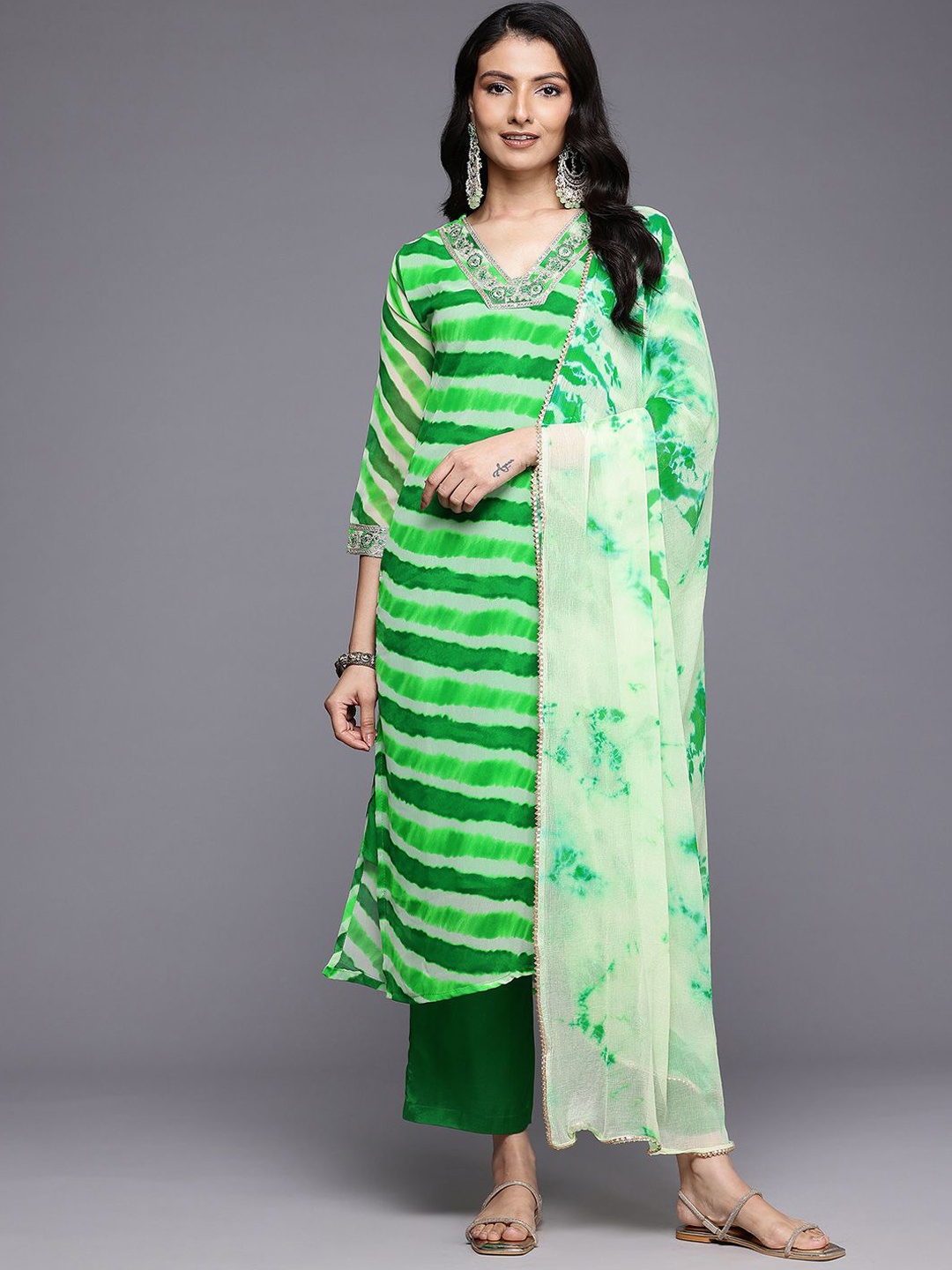 

DIVASTRI Leheriya Printed Sequinned V-Neck Silk Georgette Kurta With Trousers & Dupatta, Green