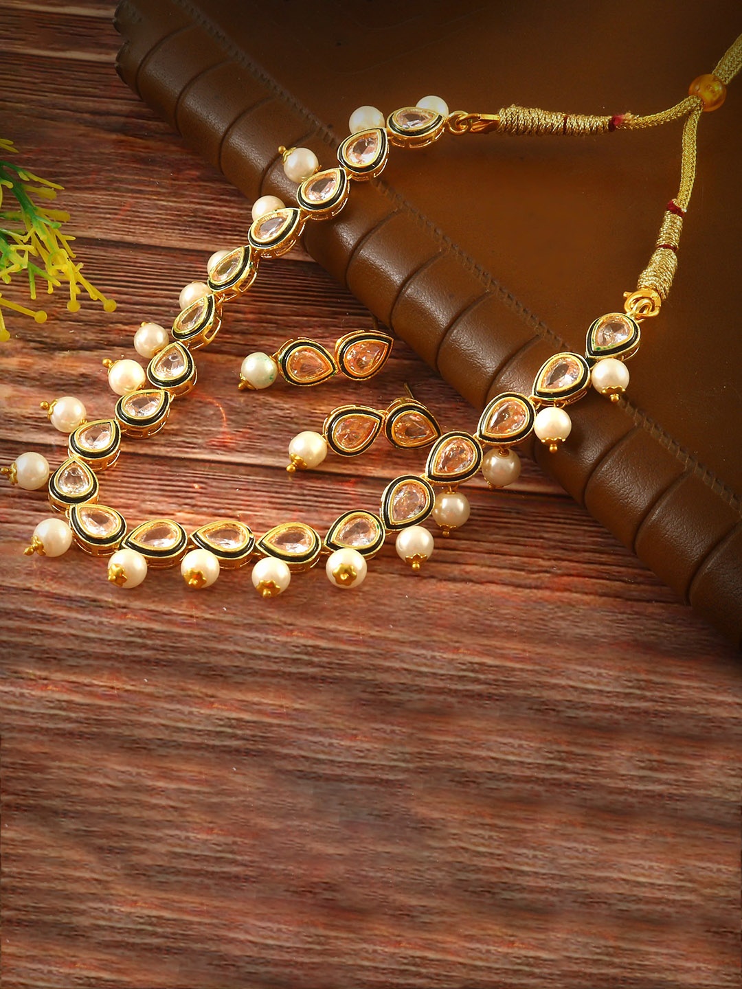 

Jewar Mandi Gold-Plated Kundan Studded & Beaded Jewellery Set