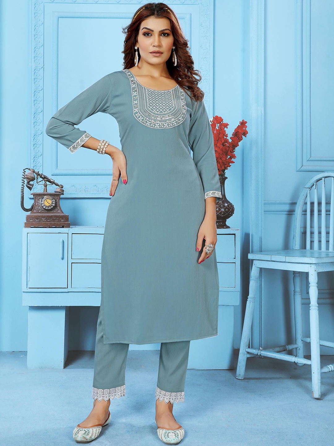 

Artihc Floral Embroidered Thread Work Straight Kurta with Trousers, Grey