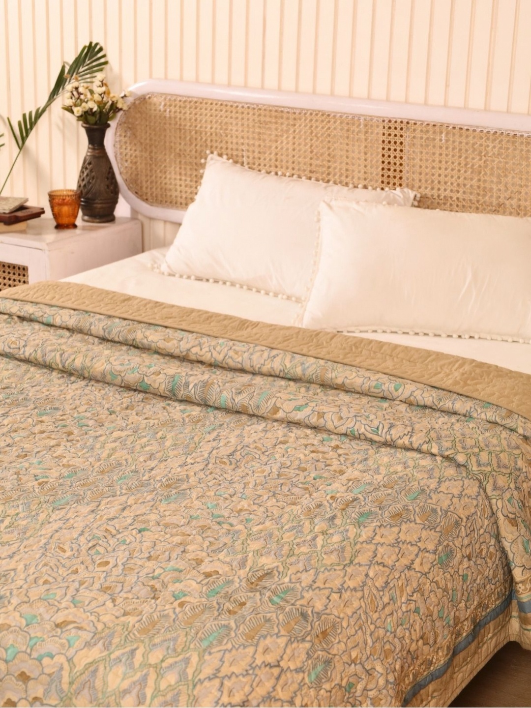 

Peepul Tree Cream-Coloured & Blue Floral AC Room Single Bed Quilt