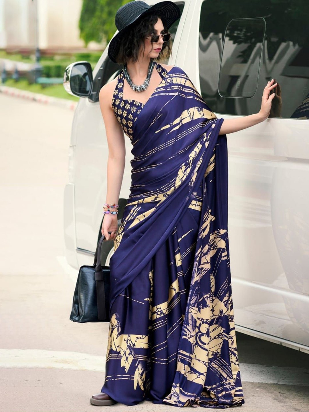 

SHIWAYE Abstract Printed Satin Saree, Blue